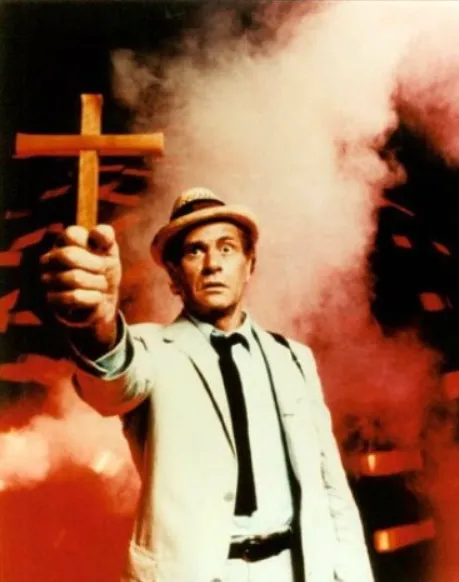 Meme chế người hoảng sợ giơ thánh giá như phép trấn