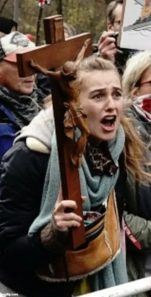 Loạt ảnh meme cầm thánh giá khiến dân mạng “holy” mà vẫn cười