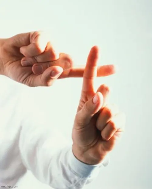 Meme vui ánh sáng từ thánh giá lan tỏa khắp khung hình