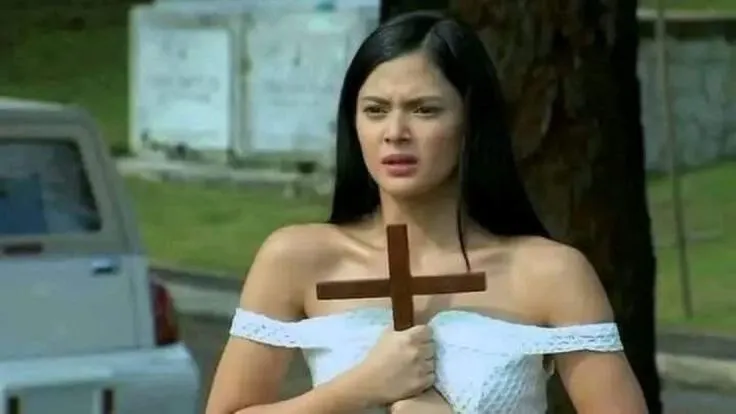 Meme hài cô gái cầm thánh giá cầu nguyện trước việc khủng khiếp