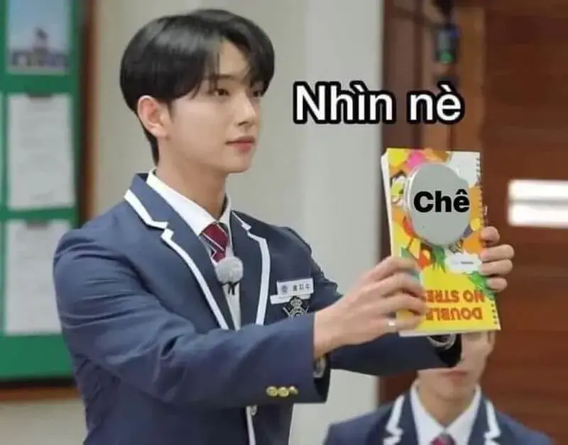 Meme troll mặt dỗi pha chút chán ghét nhìn cực tấu hài