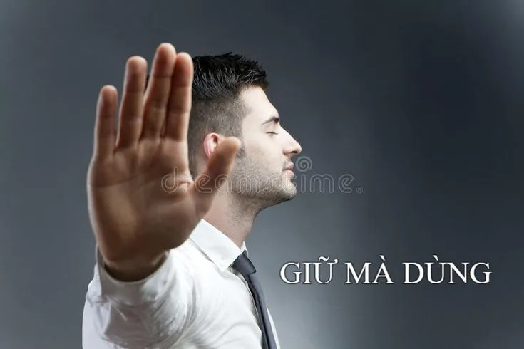 Ảnh troll nụ cười khinh khỉnh pha chút hứng thú mỉa