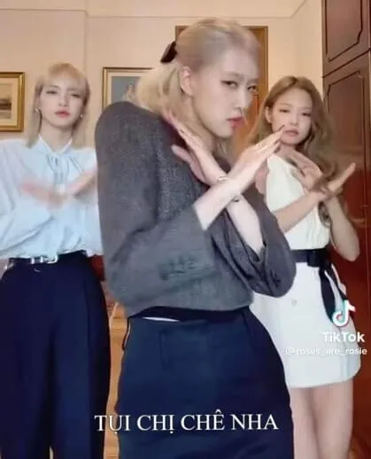 Meme hài nụ cười khinh khỉnh gói trọn thái độ dân mạng