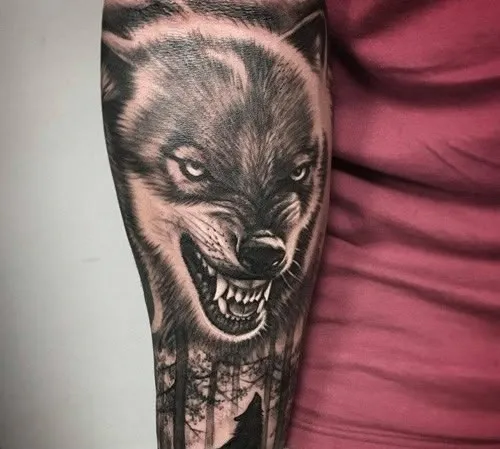 Hình xăm chó cắn mạnh trên cánh tay