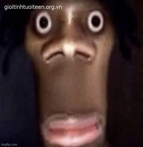 Meme sốc diễn tả pha rung nhẹ khóe miệng.