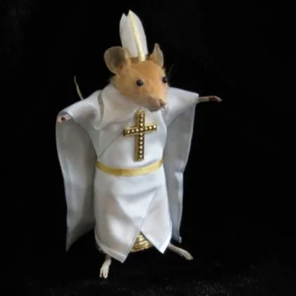 Chuột dựng đứng cầm thánh giá và biểu cảm khiến ai cũng bật cười