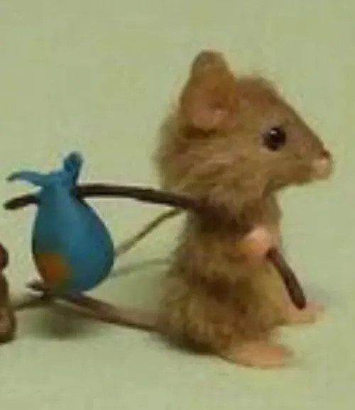 Ảnh chế chuột sợ hãi lùi sâu vào khe tủ né ánh sáng mạnh.