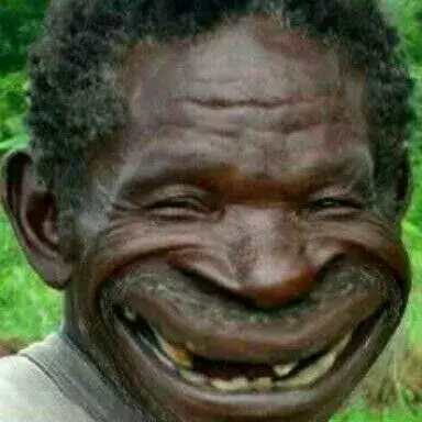 Biểu cảm ngớ ngẩn, cười toe toét nhìn buồn cười.