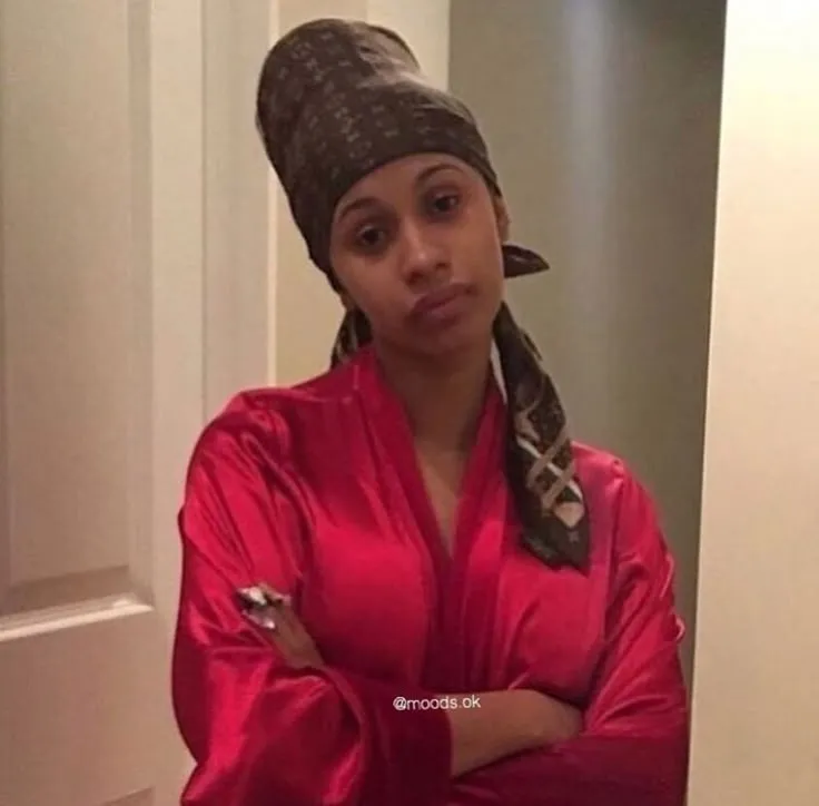 Meme cười bất lực khi cố tỏ ra mạnh mẽ nhưng bên trong trống rỗng.