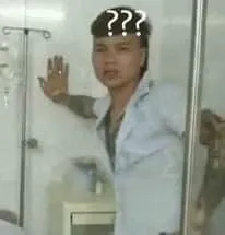 Meme cười bất lực như thể tim bảo “nghỉ đi” mà đầu lại “chưa được”.