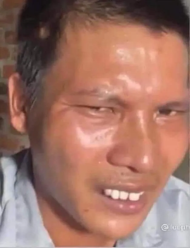 Meme cười bất lực nhìn người khác nói “ổn không” mà chỉ cười.