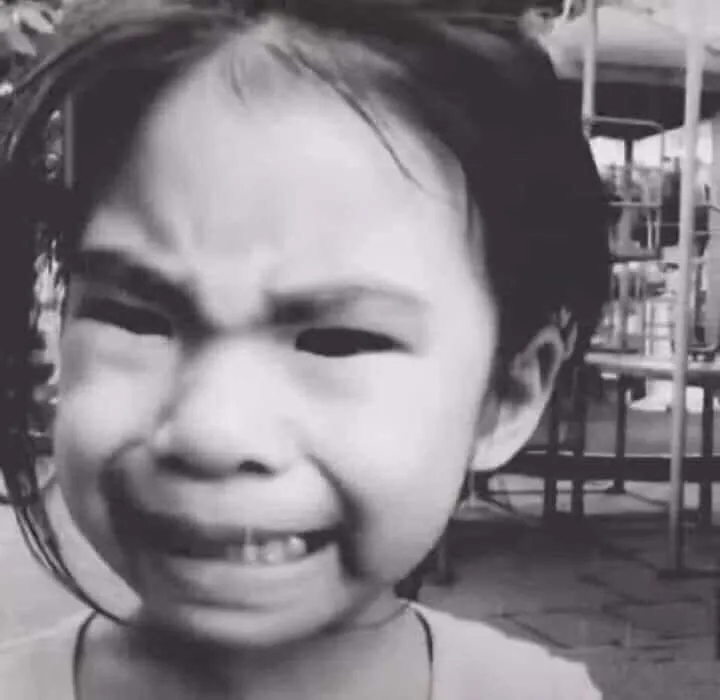 Ảnh troll cười gượng nhìn thế giới bằng ánh mắt “ok, tiếp đi”.