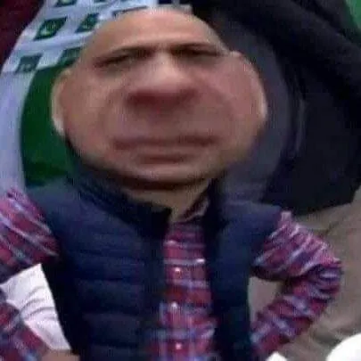 Meme cười bất lực vì chẳng biết buồn hay nên cười trước.