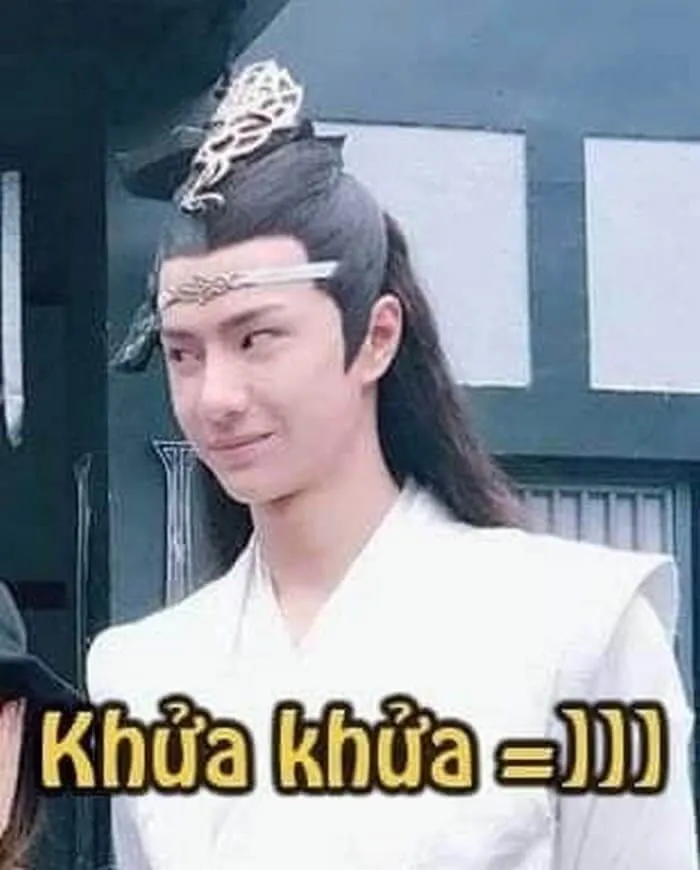 Biểu cảm cười giảo hoạt, nụ cười khó chịu.