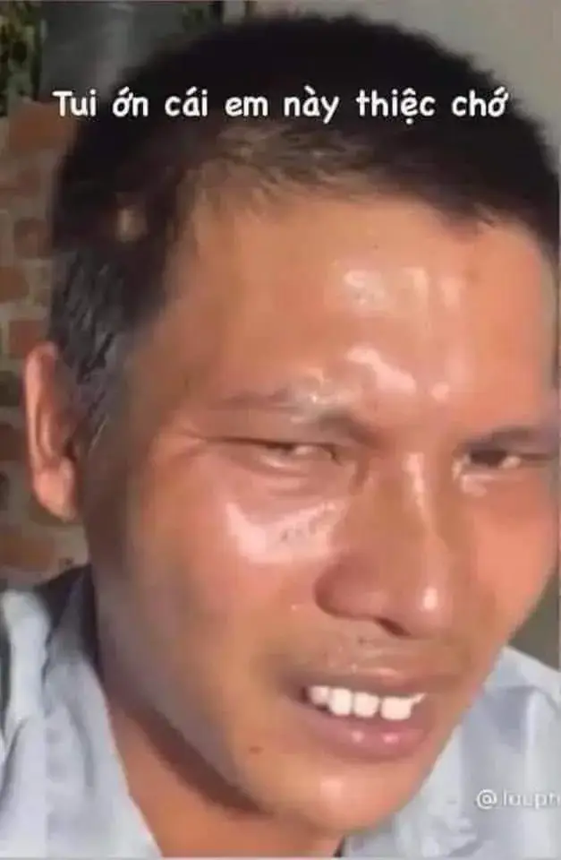 Gượng cười trong tình huống đầy sự ngượng nghịu khó nói