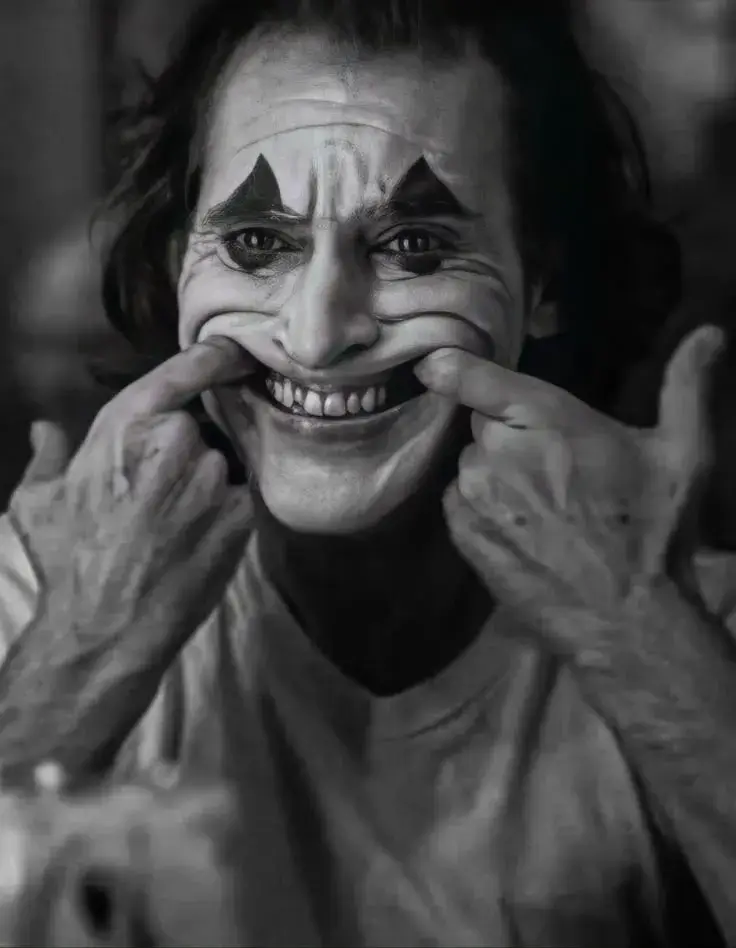 Nụ cười Joker ép buộc bộc lộ sự ngại ngùng lộ rõ