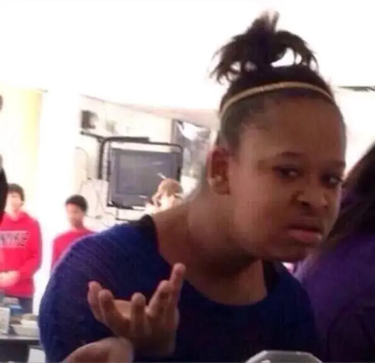 Khuôn mặt cứng đờ gắng gượng mỉm cười đầy gượng gạo