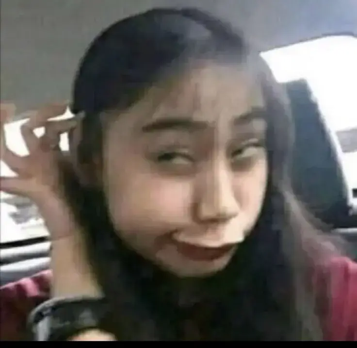 Ánh mắt trống rỗng lạc lõng trong nụ cười miễn cưỡng