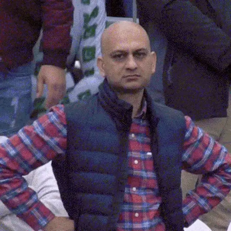 Cười ngượng ngùng nhưng ánh mắt lại đầy lúng túng