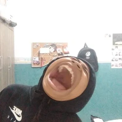 Nụ cười giòn tan làm cả nhóm vui vẻ