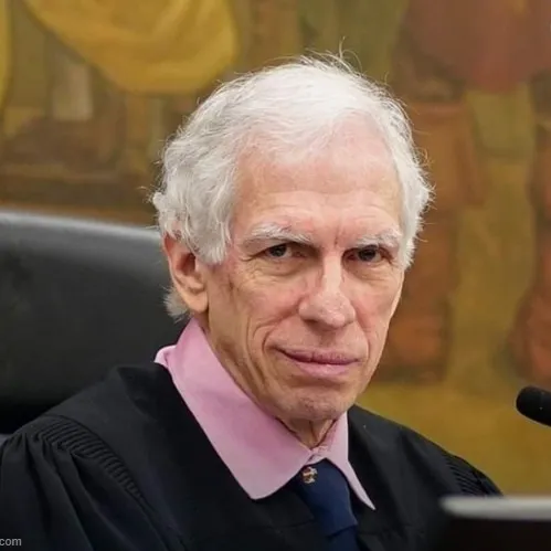 Ảnh troll khuôn mặt cười phán xét cực hợp dân GenZ