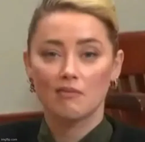 Meme hài biểu cảm giả vờ vui nhưng ánh mắt lạnh