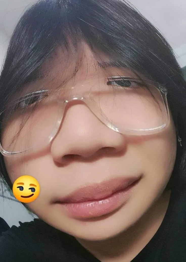 Ảnh vui ánh mắt lạnh kèm nụ cười nhếch nhẹ khéo léo