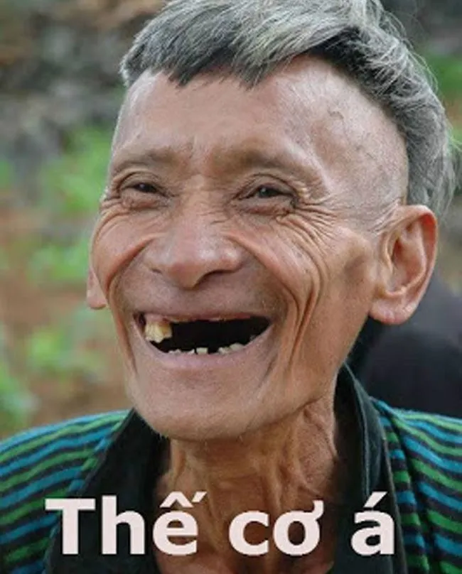 Gương mặt cười nhe răng, trông ngốc nghếch đáng yêu.