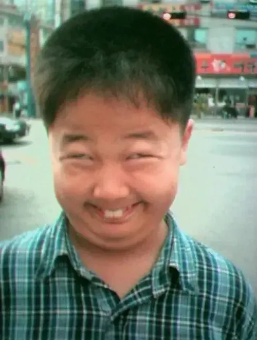 Hình ảnh cười nhe răng trông dễ thương khó cưỡng.