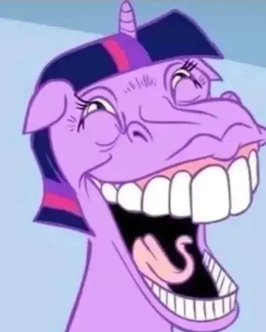 Nhe răng cười hết cỡ, trông cực kỳ hài hước.