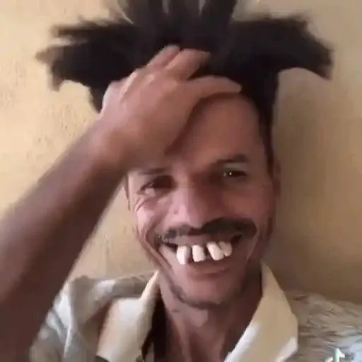 Hình ảnh nhe răng sún ra cười cực kỳ ngộ nghĩnh.