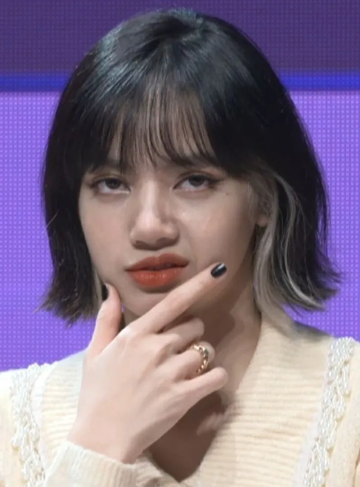 Hình troll ánh nhìn sắc, cười khẩy nhẹ như đâm tim“chúc mừng nhé” nhưng không mừng