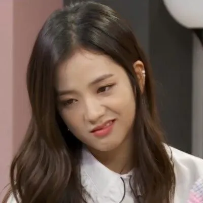 Meme cười đểu nhếch môi: Khi lời nói không bằng một cái liếc mắt và nụ cười nửa miệng