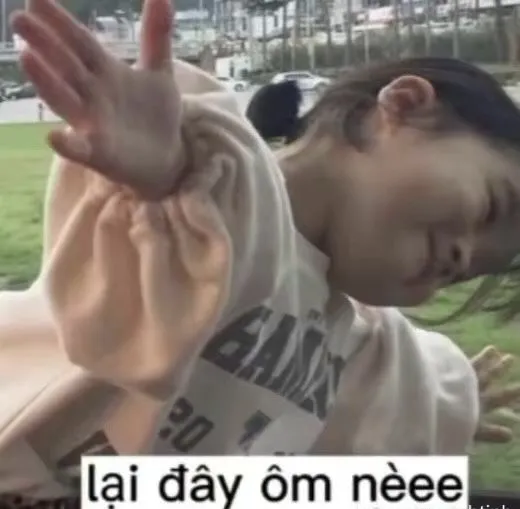 Meme buồn nhẹ với ánh mắt mong chờ được ôm
