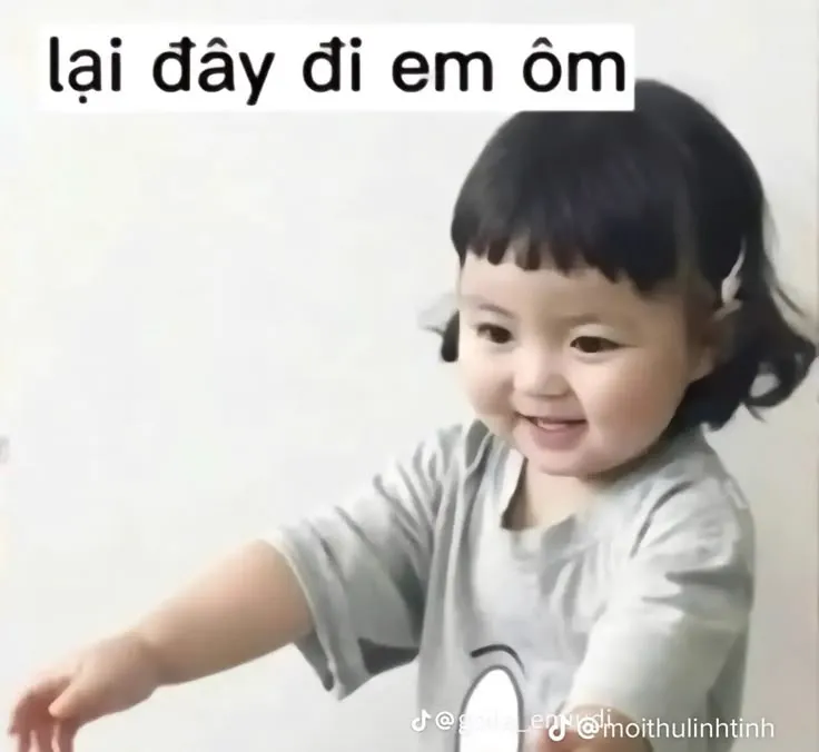 Meme hài dễ thương khi cô gái nhỏ dang tay chờ