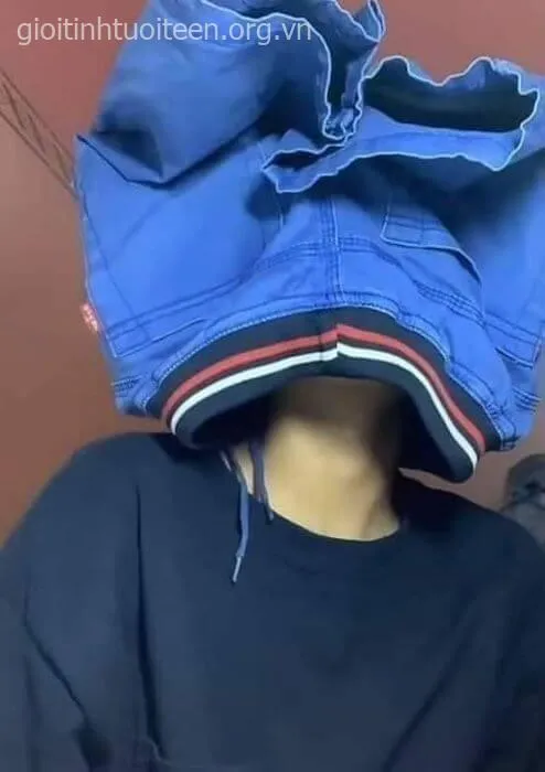 Hình chế mô tả dân mạng tự trào bằng ảnh đội quần.