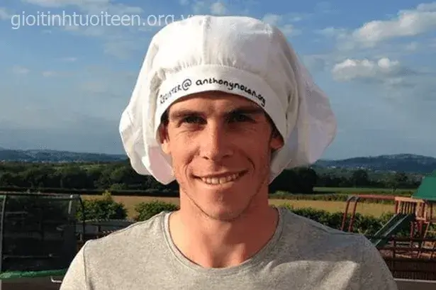 Ảnh hài người đội quần đứng thẫn thờ sau pha lố.