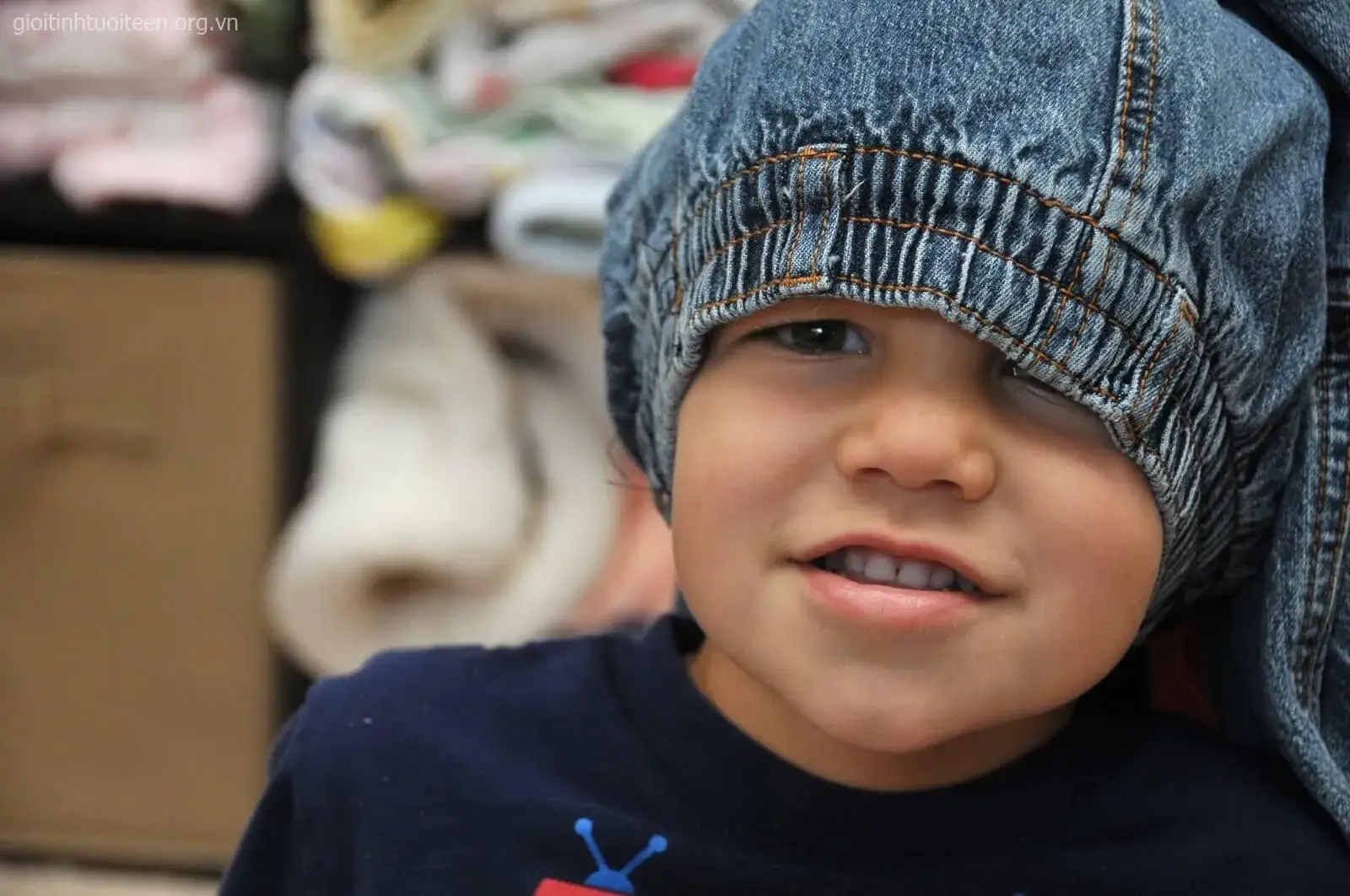 Meme vui người đỏ mặt che mặt đội quần như mũ.