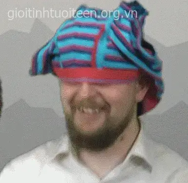 Meme quê mùa đội quần nhưng cười sang chảnh