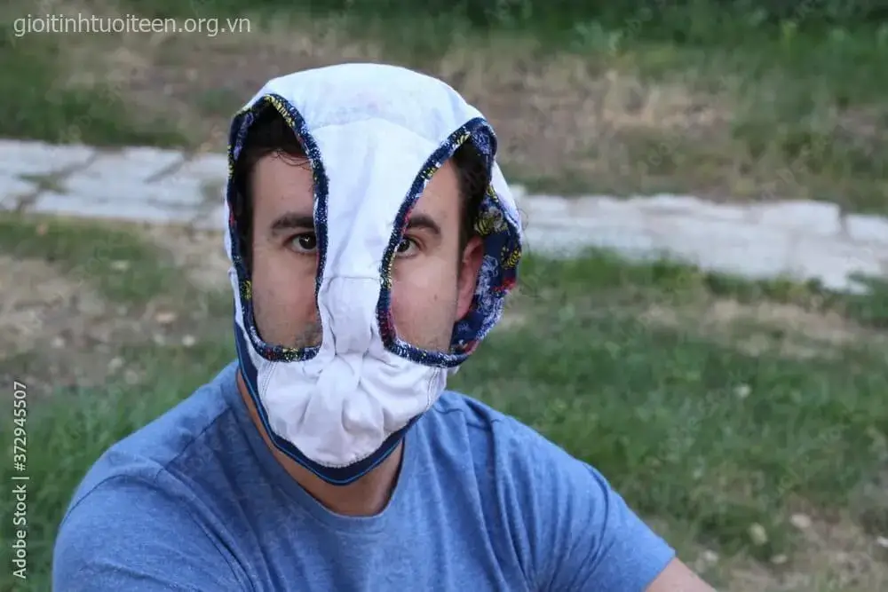 Meme phản ứng ngượng mà vẫn phải cười xòa.