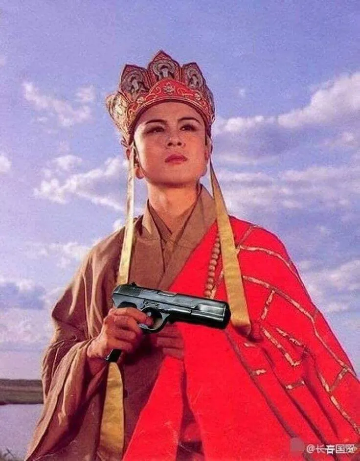 Meme hài Đường Tăng cầm súng lục