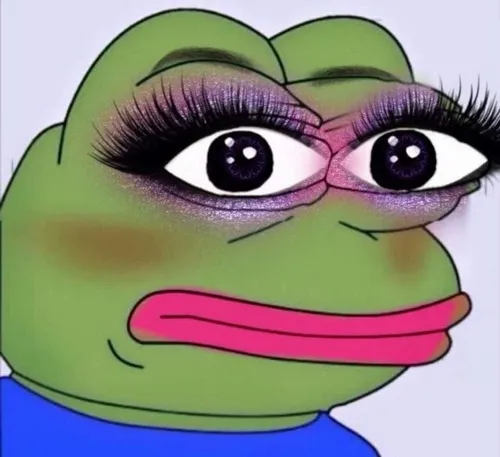 Hình meme hài khóe miệng cong nhẹ thể hiện niềm vui kín