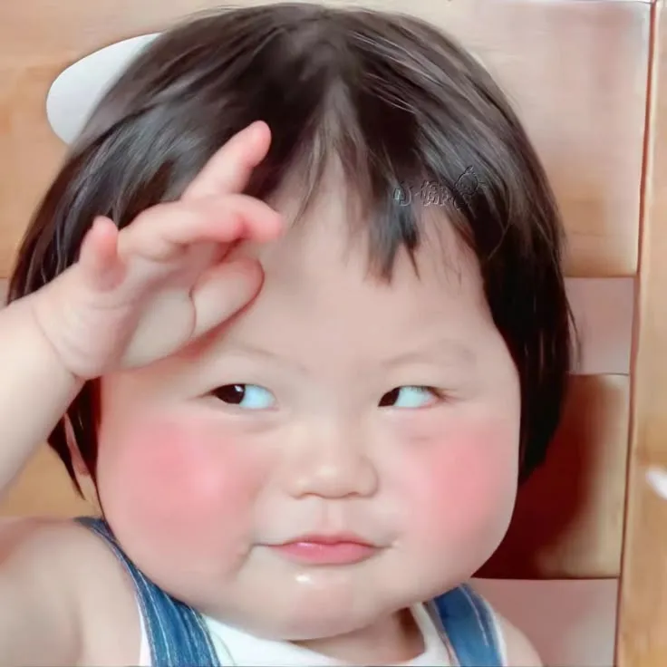 Khoảnh khắc bé con cười toe giữa vườn hoa rực rỡ sắc màu