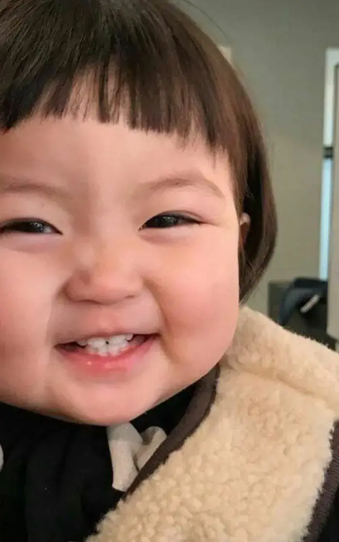 Ảnh chế thiên thần nhỏ cười ngất khi nghe giọng ba pha trò