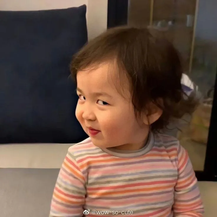 Ảnh troll bé thơ khúc khích làm người lớn cười ngả nghiêng