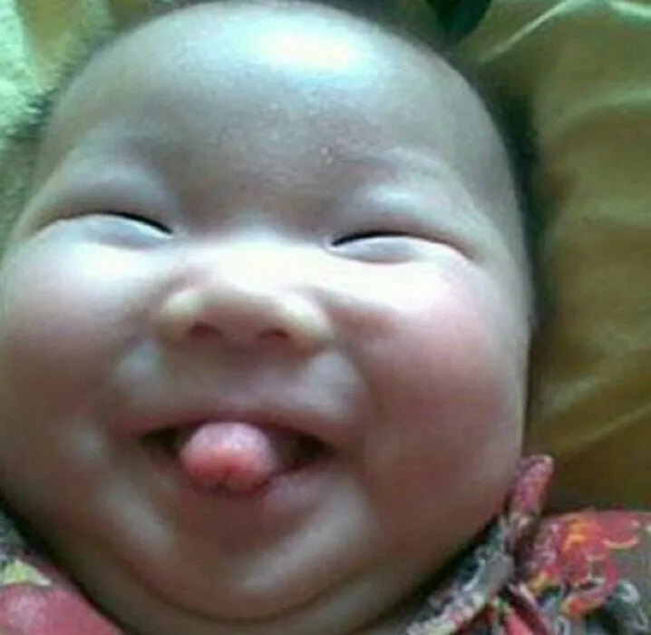 Khoảnh khắc trẻ nhỏ vui vẻ giữa sân chơi tràn tiếng cười