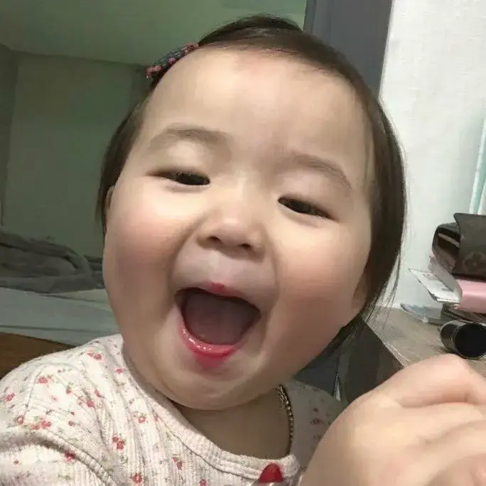 Ảnh meme em bé cười khúc khích giữa giấc mơ trong veo