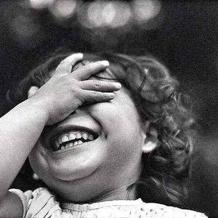 Meme hài em bé cười sáng như sao giữa màn đêm