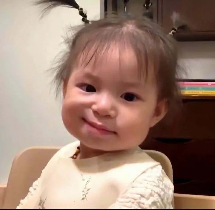 Ảnh chế em bé cười toe toét nắm tay anh trai cực đáng yêu