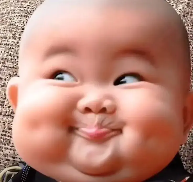 Ảnh troll bé nhỏ cười khúc khích cùng thú bông đáng yêu